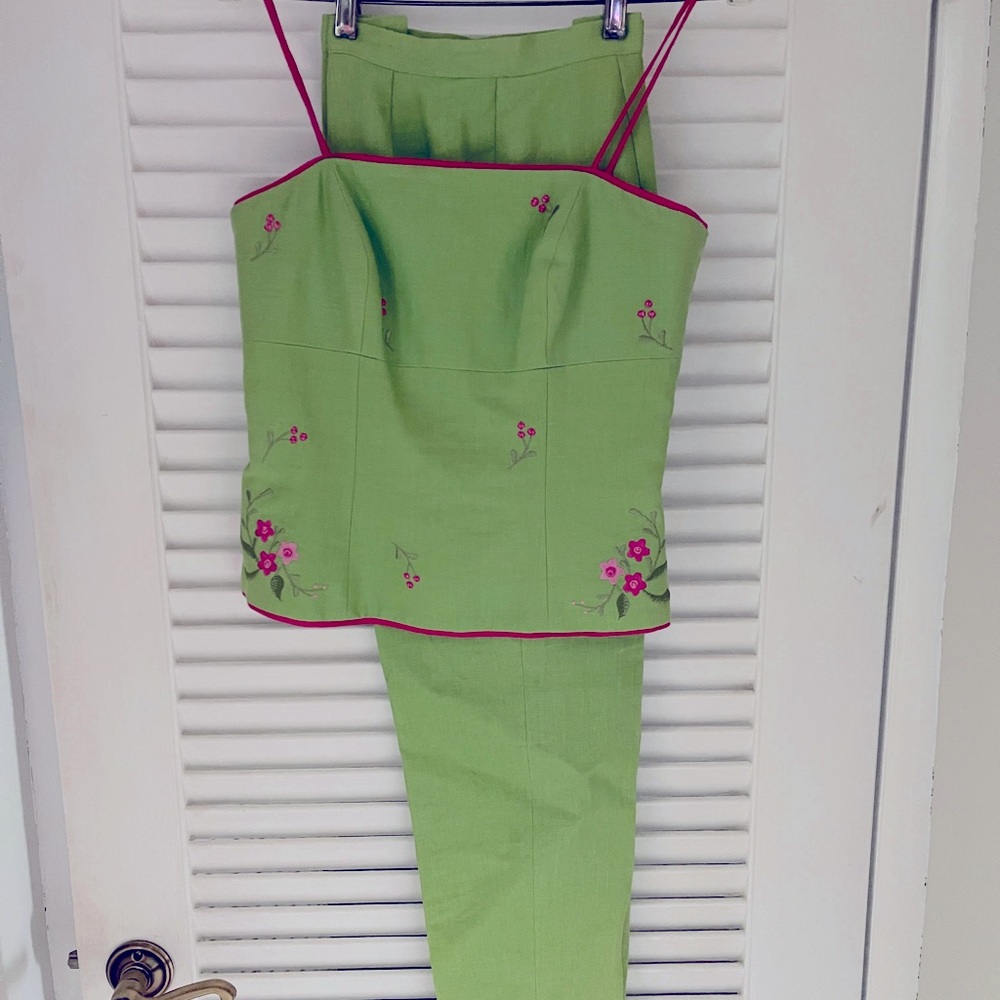 Pretty fitted linen embroidered top and crop pants by DL